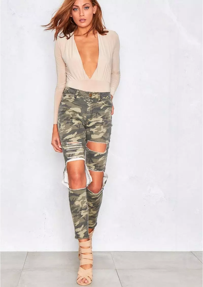 Jeans za Camouflage (picha 60): Nini kuvaa, mifano mingine ya wanawake na kuchapisha camouflage 1094_24