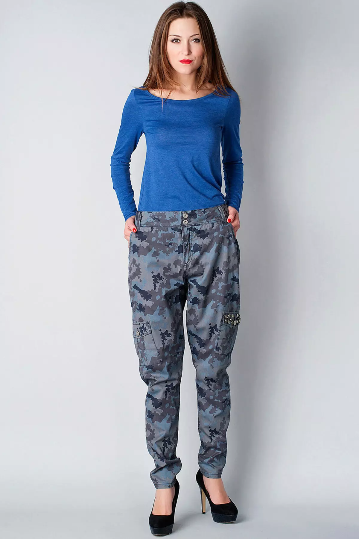 Jeans za Camouflage (picha 60): Nini kuvaa, mifano mingine ya wanawake na kuchapisha camouflage 1094_25