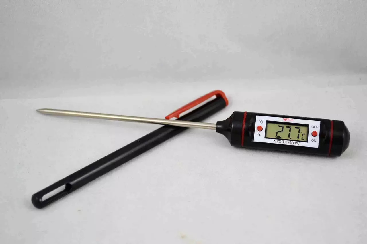 Thermometers met een dipstick: wat is een digitale keukenthermometer met een externe sonde? Elektronische en mechanische variëteiten voor het meten van de temperatuur van hete gerechten 10953_4
