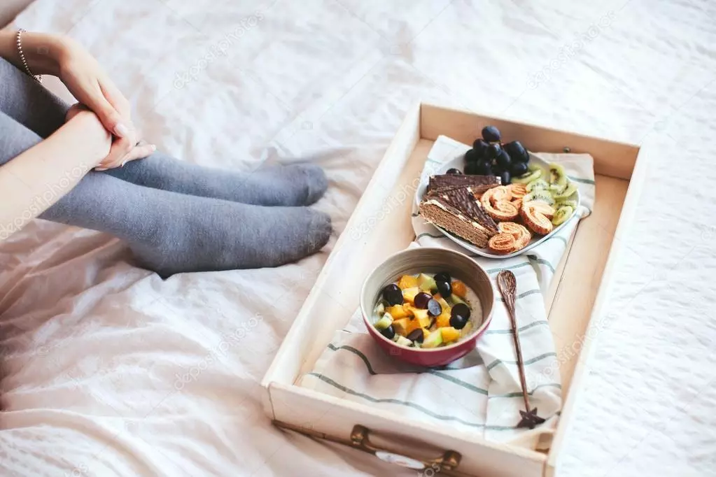 Піднос для сніданку в ліжко: моделі на ніжках і складаний столик-піднос, дерев'яний виріб для їжі в ліжко і варіанти з подушкою 10958_4