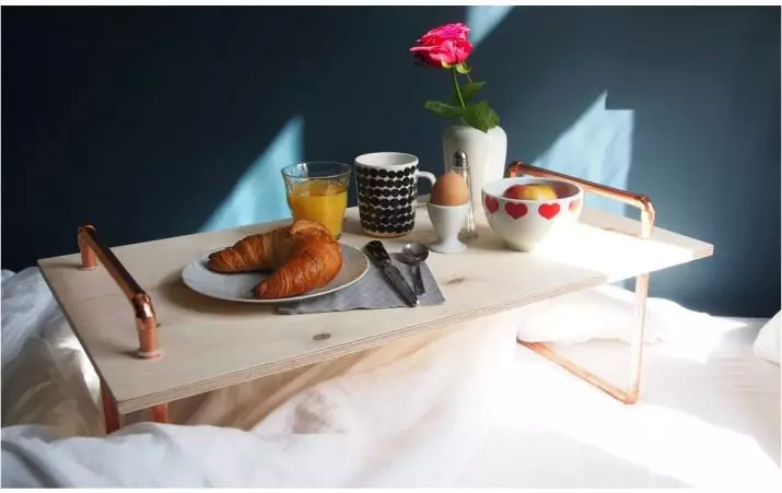 Піднос для сніданку в ліжко: моделі на ніжках і складаний столик-піднос, дерев'яний виріб для їжі в ліжко і варіанти з подушкою 10958_9
