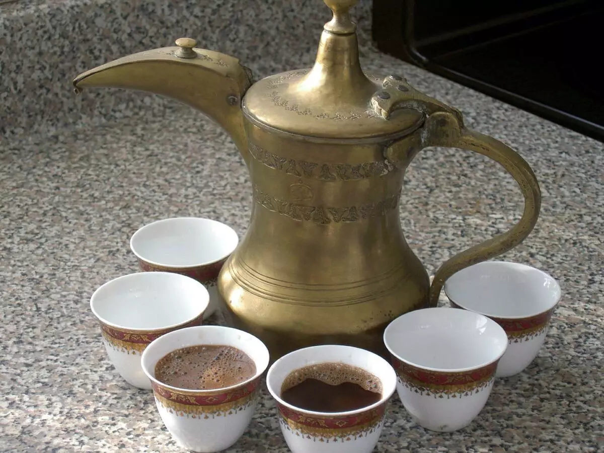 Турку (76 снимки): Как да изберем добър стъклен модел за готвене на кафе? Турски прибори за кафе за стъклената керамична плоча. Какво е Джева по-добри кафееци? 10960_16