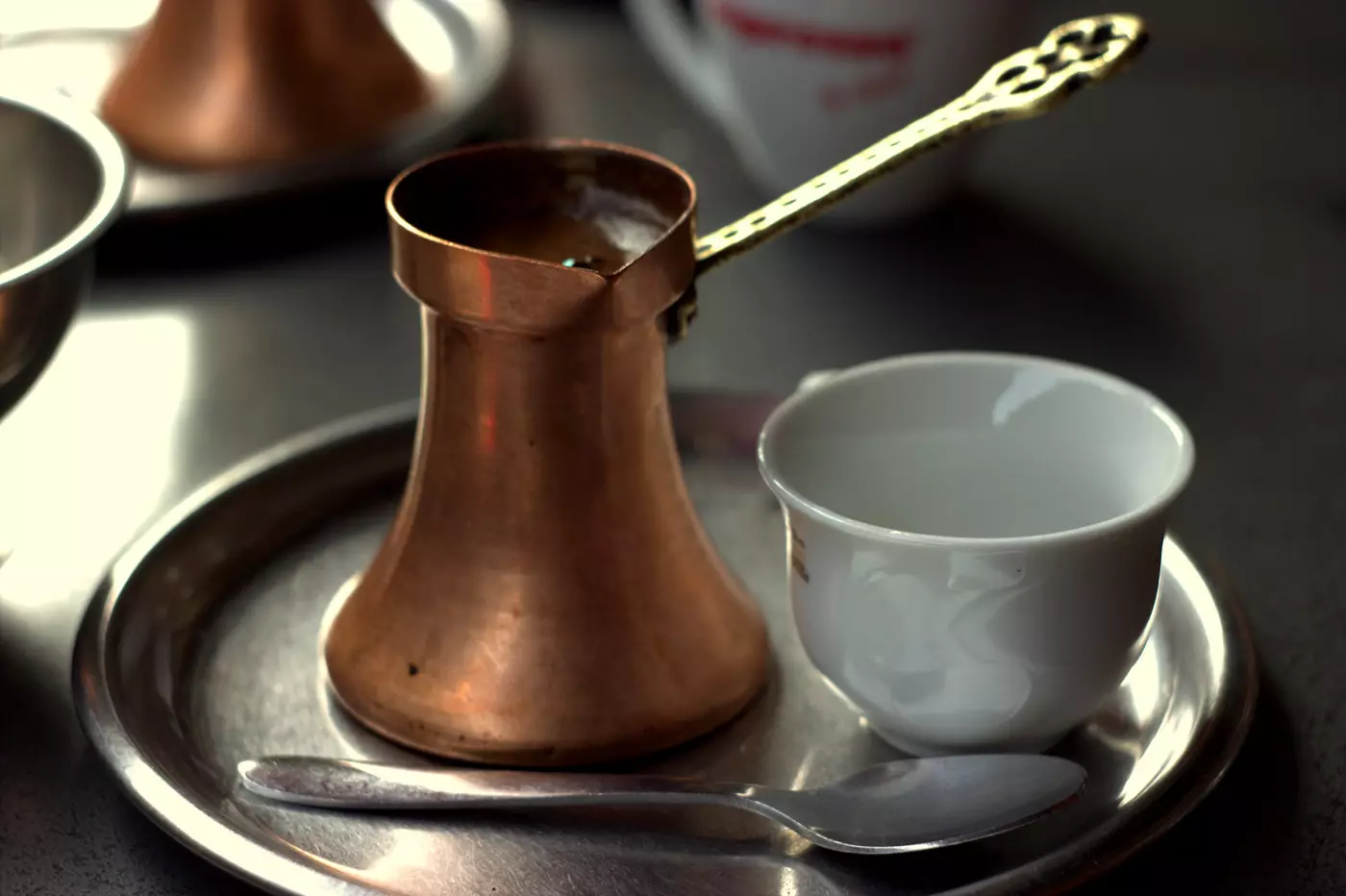 Turku (76 bilder): Hvordan velge en god glassmodell for matlaging av kaffe? Tyrkisk kaffeservat for glasskeramisk tallerken. Hva er Jesva bedre kaffetrakter? 10960_46