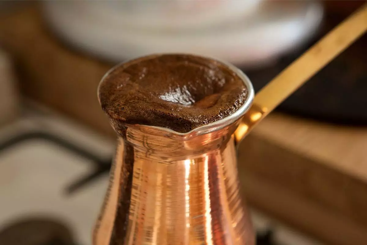Турка (76 фото): як вибрати гарну скляну модель для варіння кави? Турецька кавовий посуд для склокерамічною плити. Чим джезва краще кавоварки? 10960_68