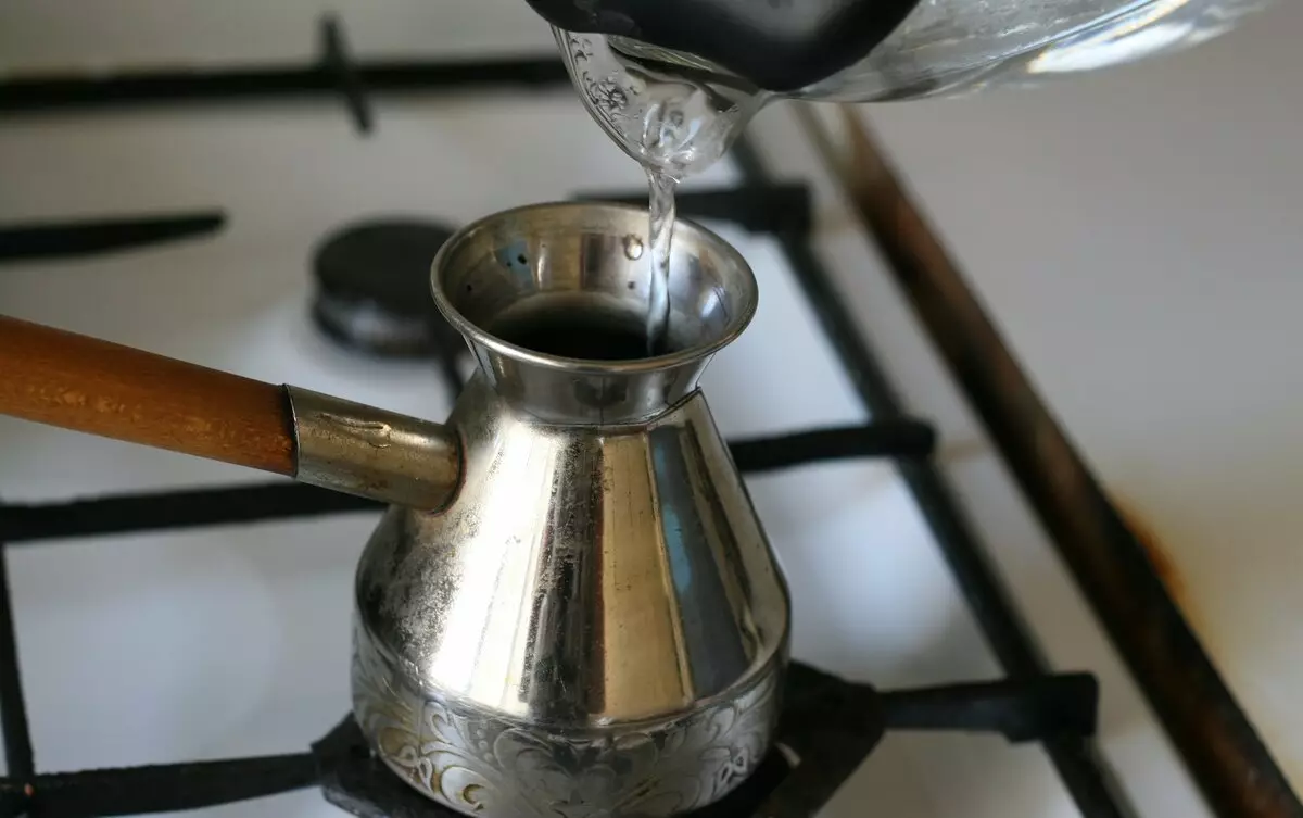 Турка (76 фота): як абраць добрую шкляны мадэль для варэння кавы? Турэцкая кававая посуд для стеклокерамической пліты. Чым джезву лепш кававаркі? 10960_70