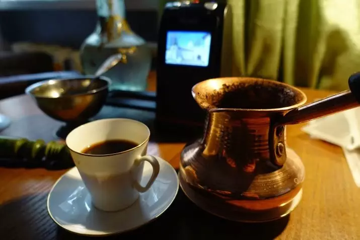 Turku (76 תמונות): איך לבחור מודל זכוכית טוב לבישול קפה? שולחן קפה טורקי עבור צלחת קרמיקה זכוכית. מהו יצרני קפה טובים יותר? 10960_9