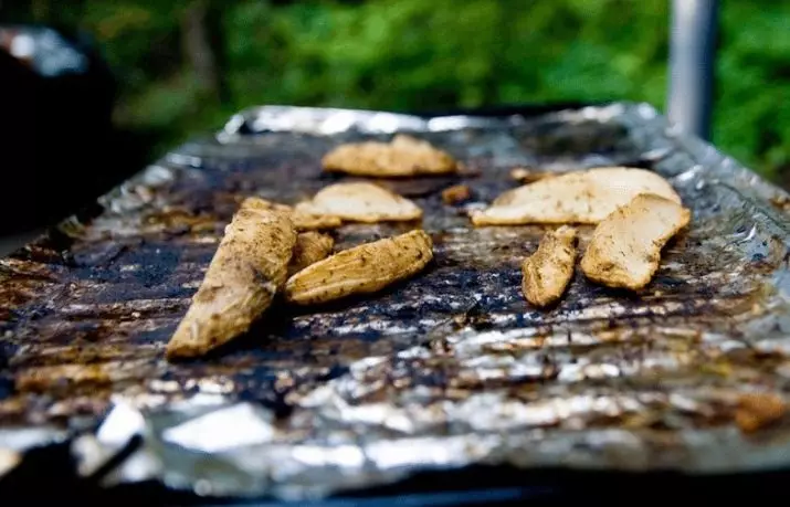 De quel côté mettre du papier d'aluminium pour la cuisson sur la plaque à pâtisserie? De quel côté l'enveloppant à l'intérieur des produits? Comment couper correctement pour les poissons et quel côté à utiliser pour la viande? 10971_10