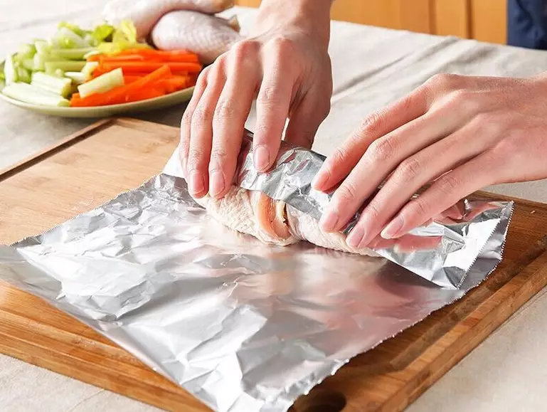 De quel côté mettre du papier d'aluminium pour la cuisson sur la plaque à pâtisserie? De quel côté l'enveloppant à l'intérieur des produits? Comment couper correctement pour les poissons et quel côté à utiliser pour la viande? 10971_14