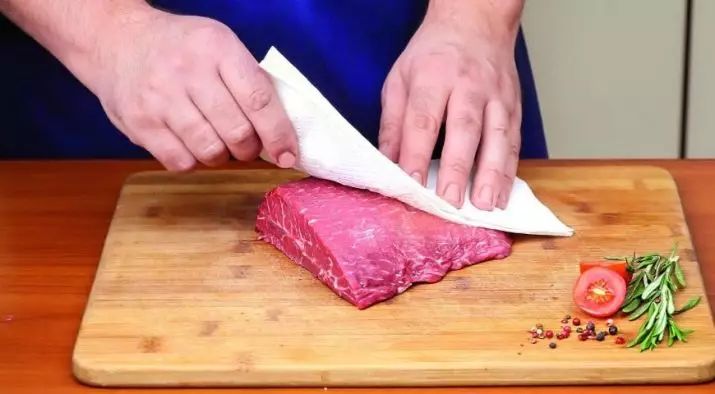 De quel côté mettre du papier d'aluminium pour la cuisson sur la plaque à pâtisserie? De quel côté l'enveloppant à l'intérieur des produits? Comment couper correctement pour les poissons et quel côté à utiliser pour la viande? 10971_16