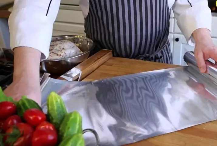 De quel côté mettre du papier d'aluminium pour la cuisson sur la plaque à pâtisserie? De quel côté l'enveloppant à l'intérieur des produits? Comment couper correctement pour les poissons et quel côté à utiliser pour la viande? 10971_2