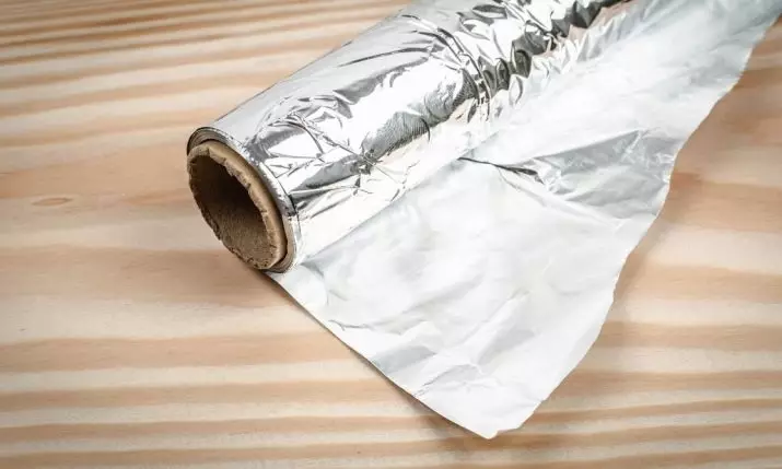 De quel côté mettre du papier d'aluminium pour la cuisson sur la plaque à pâtisserie? De quel côté l'enveloppant à l'intérieur des produits? Comment couper correctement pour les poissons et quel côté à utiliser pour la viande? 10971_5