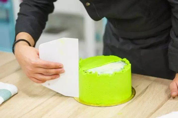 Konditori Spatel (13 Bilder): Hvordan velge en skrape for en test og en spatel for å justere krem ​​på kaken? Hvilken spatel er bedre: silikon, metall eller plast? 10978_3