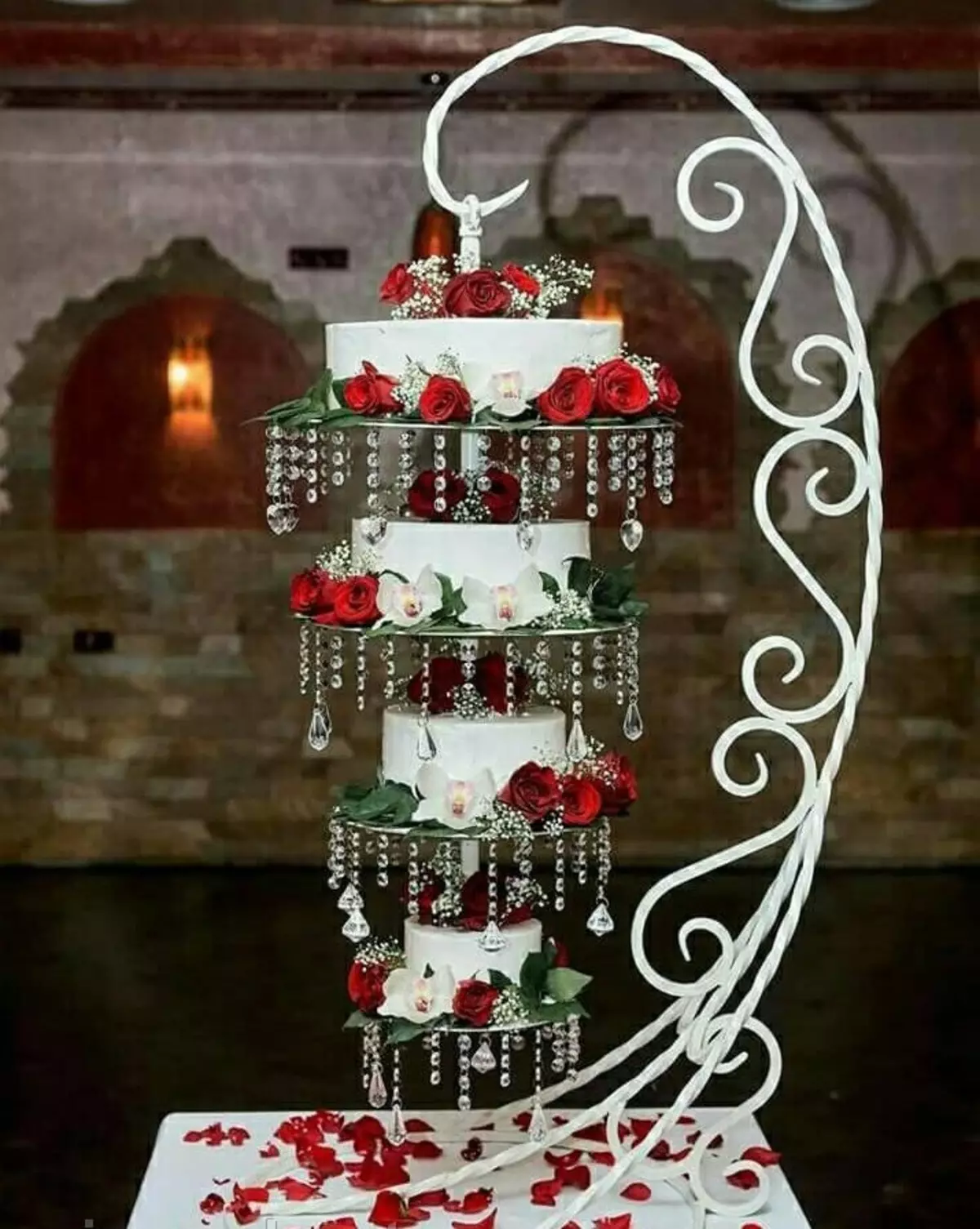 کیک پایه: اذعان می شود با صفحات درب و چند لایه، یک ظرف برای یک کیک عروسی و گونه های دیگر ایستاده است 10983_15