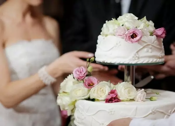 کیک پایه: اذعان می شود با صفحات درب و چند لایه، یک ظرف برای یک کیک عروسی و گونه های دیگر ایستاده است 10983_8
