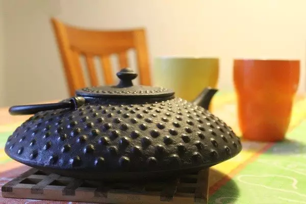 Cast Teapots saldim hekuri: Si të zgjidhni një kazan nga gize të hedhura për pirja e çajit? Avantazhet dhe disavantazhet. Shqyrtime 10986_15