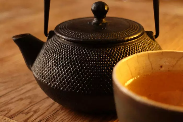 آئرن ویلڈنگ ٹیپٹس کاسٹ: چائے کی چائے کے لئے کاسٹ لوہے سے کیتلی کا انتخاب کیسے کریں؟ فوائد اور نقصانات. جائزے 10986_16