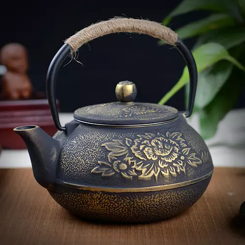 Teapot kimpalan besi tuang: bagaimana untuk memilih cerek dari besi tuang untuk minuman teh? Kelebihan dan kekurangan. Ulasan 10986_3