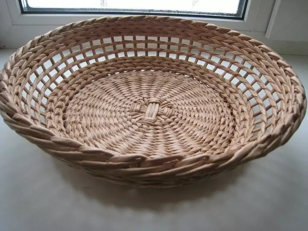 Tray of newspaper tubes: Step-by-step master classes on weaving coffee round and oval trays for beginners 10990_15