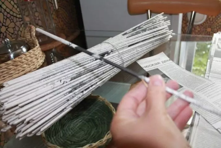 Tray of newspaper tubes: Step-by-step master classes on weaving coffee round and oval trays for beginners 10990_3