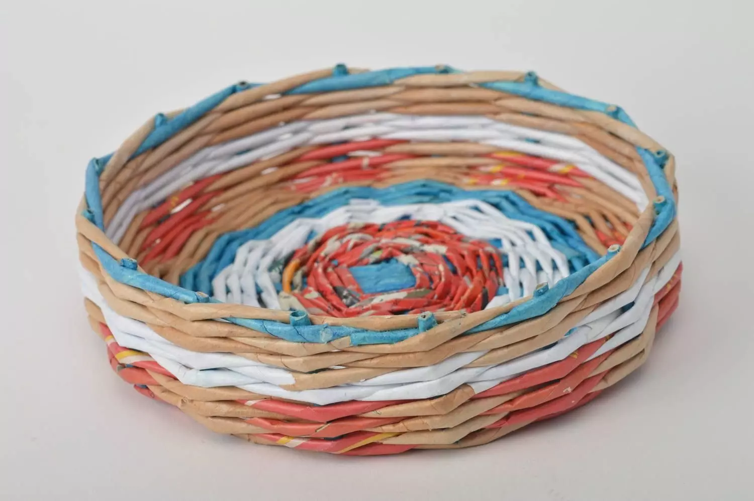 Tray of newspaper tubes: Step-by-step master classes on weaving coffee round and oval trays for beginners 10990_6