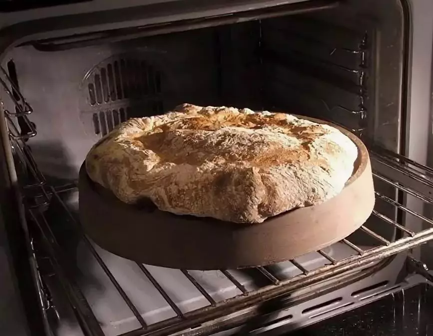 Духовке хлеб печется. Хлеб в духовке. Выпечка хлеба в духовке. Камень для выпечки хлеба. Пекарский камень для духовки.