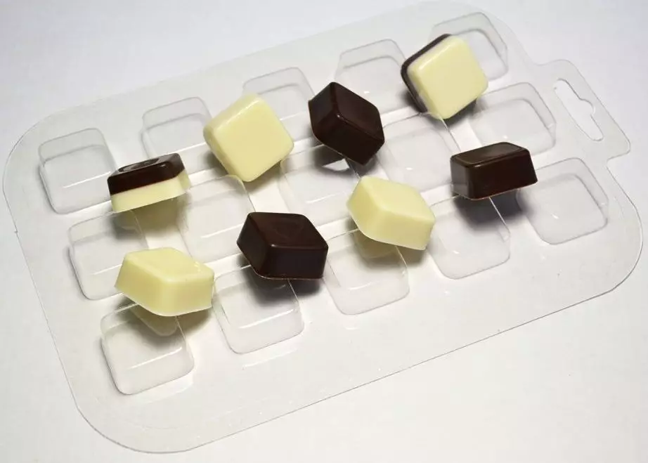Nga porma alang sa chocolate: sa pagpili sa Moldes. Plastic ug polycarbonate, silicone ug uban pang mga agup-op 11002_15