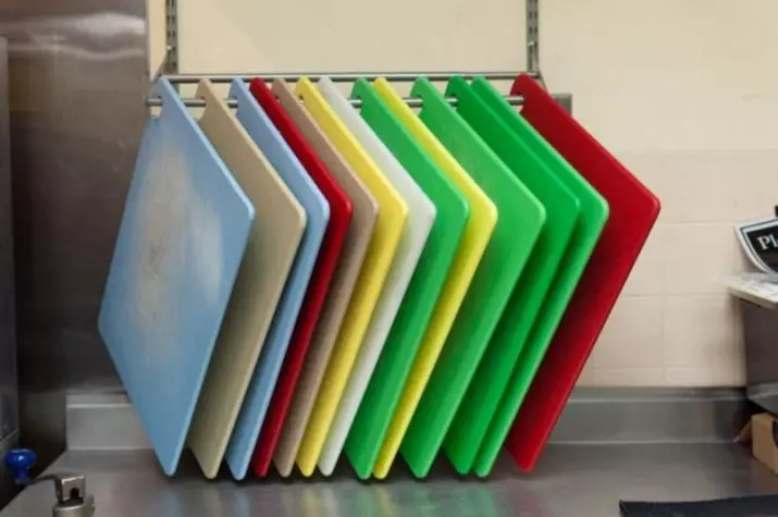 Пластмасови дъски за рязане: Цветни плаки от полипропилен в позиция, големи пластмасови плоскости и други модели. Как да ги изпере? 11006_5