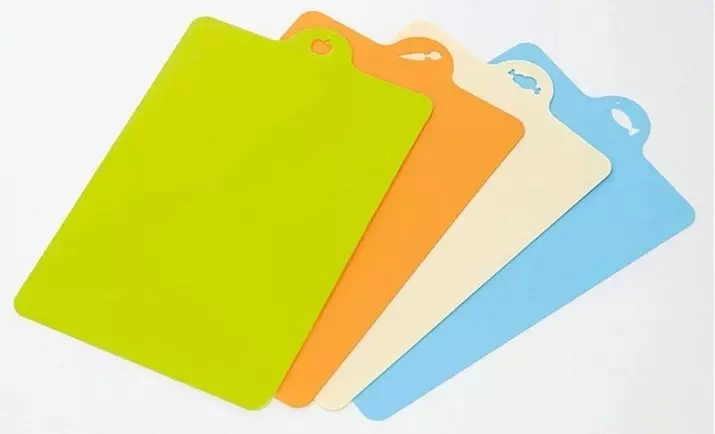 Пластмасови дъски за рязане: Цветни плаки от полипропилен в позиция, големи пластмасови плоскости и други модели. Как да ги изпере? 11006_7