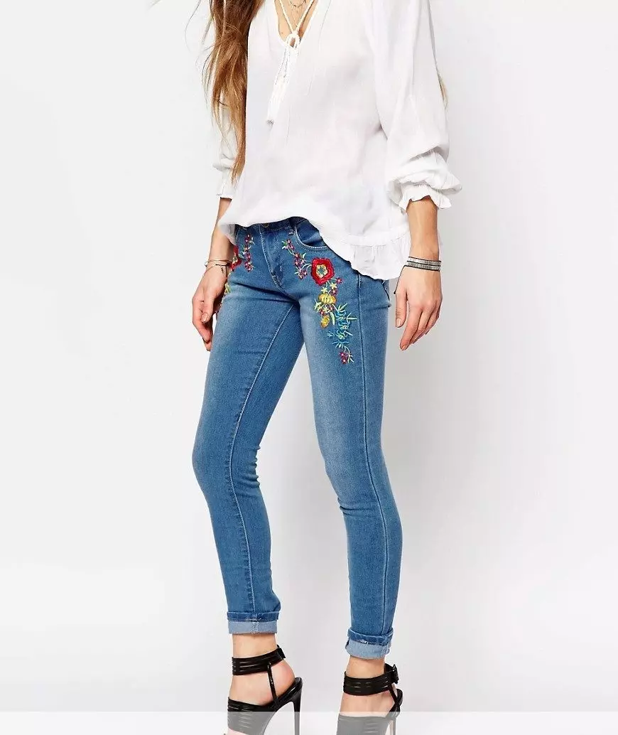 Jeans Skinny (75 ຮູບ): ມັນແມ່ນຫຍັງ, ແບບຂອງແມ່ຍິງ, ມີສິ່ງທີ່ໃສ່ເກີບ, ເກີບ, ສິ່ງທີ່ມີຄວາມແຕກຕ່າງຈາກຜິວຫນັງຈາກກະທັດຮັດ 1100_66
