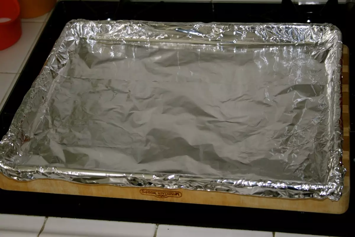 Formar para la torta con sus propias manos: Cómo hacer una forma de papel de aluminio para hornear una galleta? Lo que se puede sustituir por una forma desmontable? 11023_4