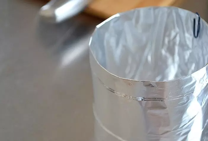 Formar para la torta con sus propias manos: Cómo hacer una forma de papel de aluminio para hornear una galleta? Lo que se puede sustituir por una forma desmontable? 11023_6