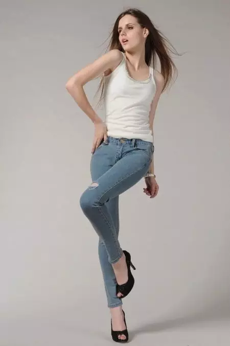 Summersmụ nwanyị Jeans nke Suans (foto 50): Ihe ị ga-eyi jeans na ọkọchị 2021, ụdị 1102_43