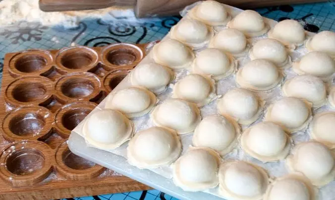Awọn dumplings daplings: Soolds fun awoṣe awọn dumplings ni ile ati awọn awoṣe ile aifọwọyi miiran 11033_5