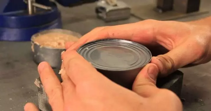 ¿Cómo abrir una latas sin un abridor? Métodos para abrir alimentos enlatados sin abrigos y cuchillo. 11034_9