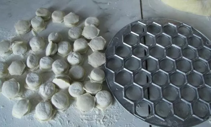 ಪೆಲ್ಮೆಂಟೈನ್ (31 ಫೋಟೋಗಳು): Dumplings ಮೂಲಕ ಹಾಕುವ ಹಸ್ತಚಾಲಿತ ಲೋಹದ ರೂಪಗಳು. ಮನೆಗೆ ಒಂದು dumplings ಆಯ್ಕೆ ಹೇಗೆ? 11036_9