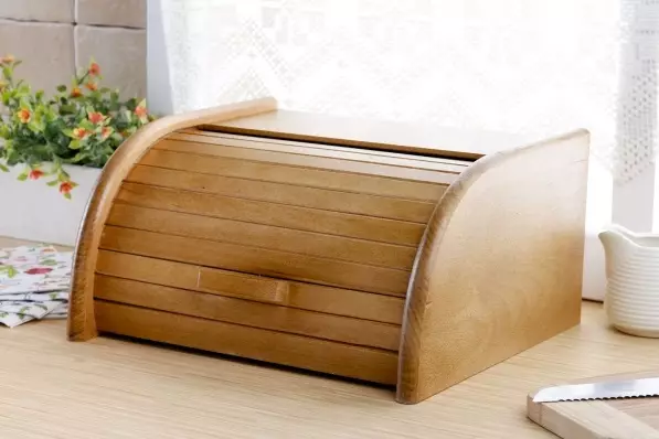 Drewniane łóżka chlebowe (27 zdjęć): pieczywo od Berestov, cedr i inne drzewa. Opis rzeźbionych modeli. Porównanie z metalowymi i innymi chlebami 11048_3