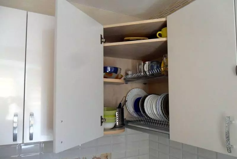 Dimensions des séchoirs pour la vaisselle dans l'armoire: sèche-cheveux encastrés d'une taille de 40 à 50 cm et 60-80 cm, autres modèles 11056_15