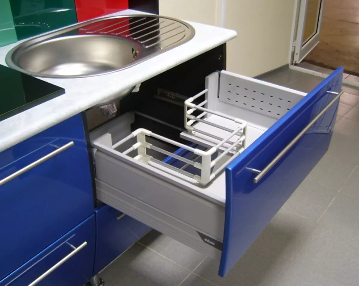 Kabinede bulaşıklar için kurutucu: Plakalar ve diğer modeller için dahili köşe mutfak kurutucuların tanımı 11057_24