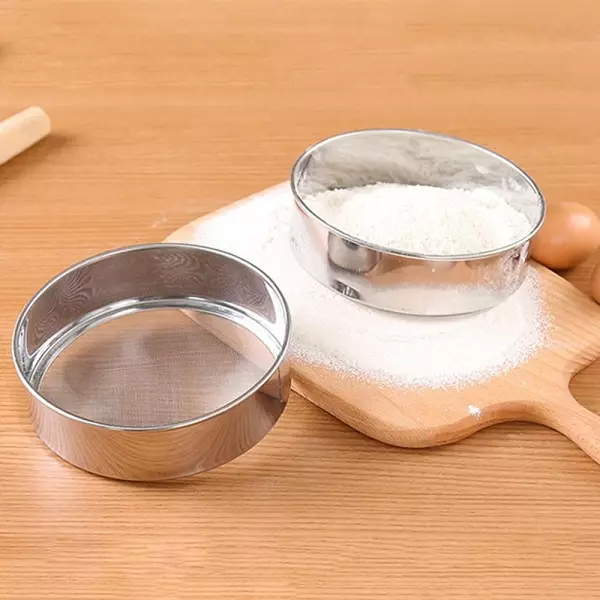 sieve ສໍາລັບ flour (16 ຮູບພາບ): ກົນຈັກໃນເຮືອນຄົວແລະຄູ່ມືຂອງການດູດນົມ, sizzle sieve sieve sieve ກັບ hands ແລະໂດຍບໍ່ມີການຈັບ 11060_4