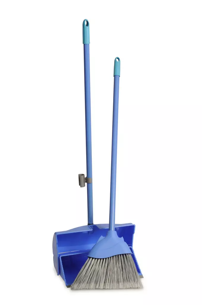掃帚和鏟子（25張照片）：刷子套裝，長柄勺，其他用於清潔桌子上的碎屑和從地板上的垃圾 11073_17