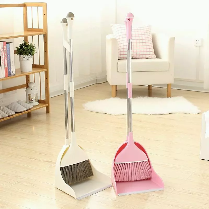 جھاڑو اور سکوپ (25 فوٹو): برش ایک طویل ہینڈل اور فرش سے ردی کی صفائی کے لئے ایک طویل ہینڈل اور دیگر کی صفائی کے لئے ایک سکپ کے ساتھ سیٹ کرتا ہے 11073_23