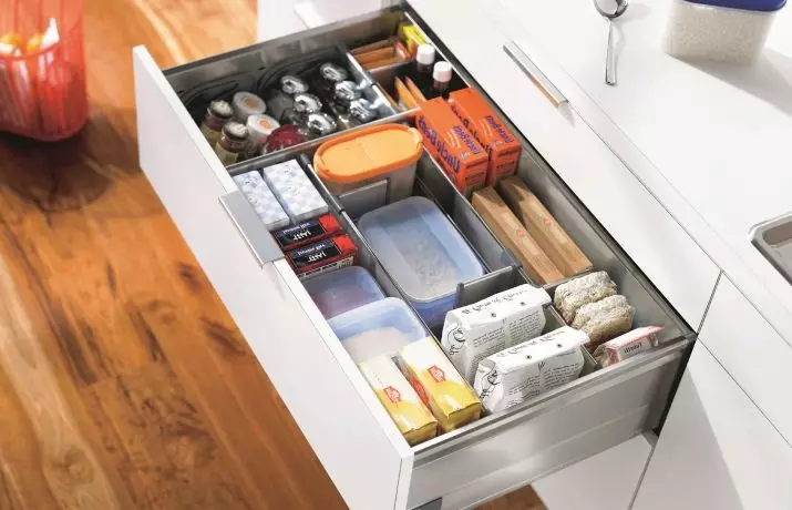 Naročilo v kuhinji (31 fotografijah): Kako prinesti naročilo v kuhinjskih omarah in škatle? Ideje organizacije in skladiščenja za popoln red 11074_25