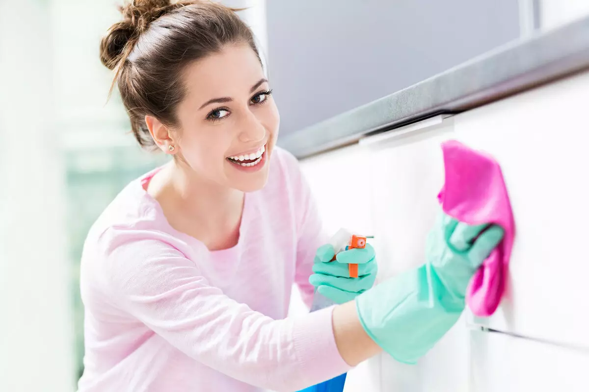 Lifhaki για καθαρισμό: ραφή στο σπίτι και στο διαμέρισμα, καθαρισμός γρήγορου δωματίου. Πώς να αφαιρέσετε τα καλώδια και τα πράγματα; Καθαρίστε και η άνεση το κάνετε μόνοι σας 11080_2