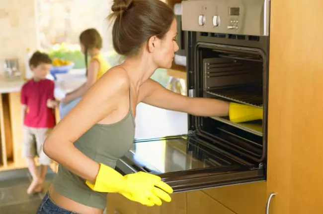 Чистење на кујната: Lifehaca за општо чистење. Зошто таа треба да биде влажна? Треба ли да се исчистите секојдневно и каде да започнете? Корисни совети 11084_2