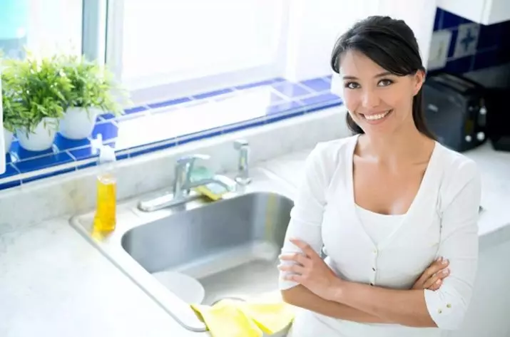 Kjøkkenrengjøring: Lifehaca for generell rengjøring. Hvorfor skal hun være våt? Skal du rydde opp daglig og hvor du skal begynne? Nyttig råd 11084_27
