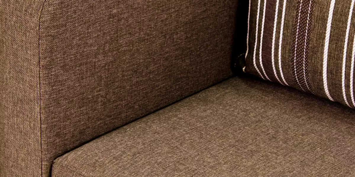 Rengøring af sofaen hjemme (50 billeder): Hvordan man hurtigt og effektivt rengør stoffets polstring fra snavs og glide med dine egne hænder? 11092_11