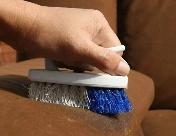 Rengøring af sofaen hjemme (50 billeder): Hvordan man hurtigt og effektivt rengør stoffets polstring fra snavs og glide med dine egne hænder? 11092_24