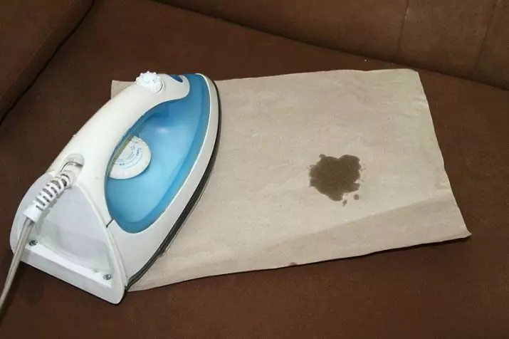 Pulizia del divano a casa (50 foto): come pulire rapidamente ed efficacemente la tappezzeria del tessuto dalla sporcizia e scivolare con le tue mani? 11092_25