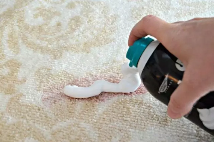 Sohvan puhdistaminen kotona (50 kuvaa): Kuinka nopeasti ja tehokkaasti puhdistaa kudoksen verhoilu likaa ja liu'uta omalla kädellään? 11092_32