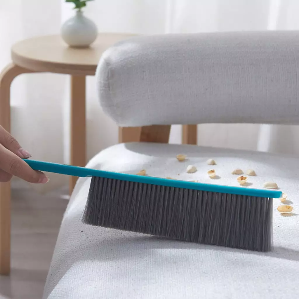 De Sofa thuis schoonmaken (50 foto's): Hoe snel en effectief de bekleding van de stof van vuil en dia te reinigen met uw eigen handen? 11092_46